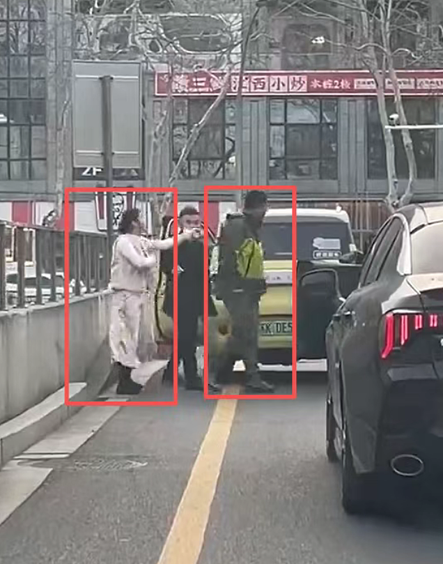 车剐蹭后女生撒泼讹诈被狂扇一掌，现场视频流出看爽了但大哥赔钱赔惨了（视频/组图） - 1