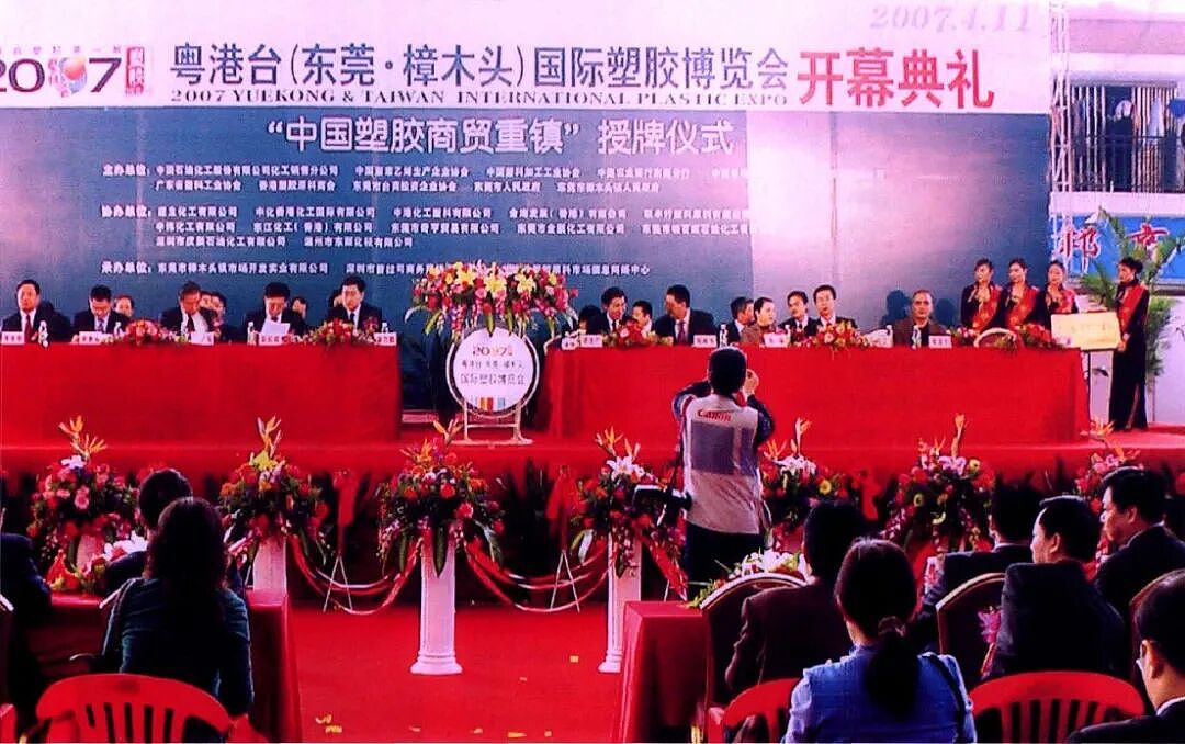 “见过抢米抢面,没见过抢塑料”,中东开战,东莞一个小镇大堵车!(组图) - 11