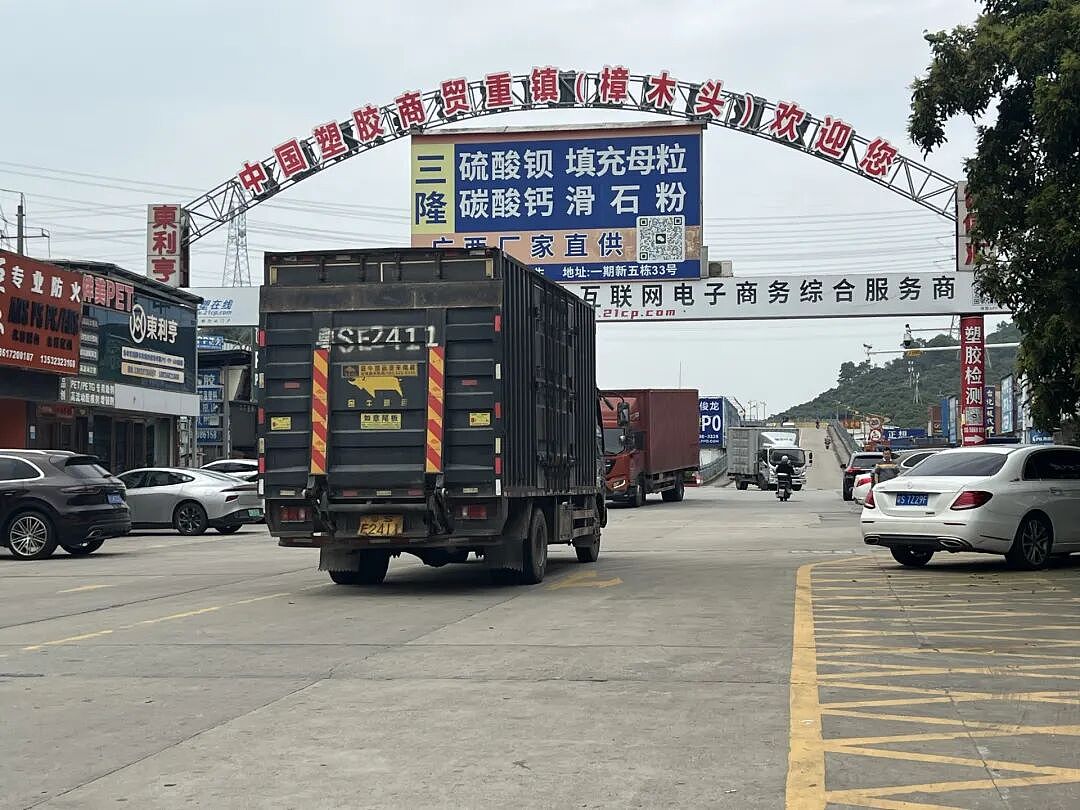 “见过抢米抢面,没见过抢塑料”,中东开战,东莞一个小镇大堵车!(组图) - 4