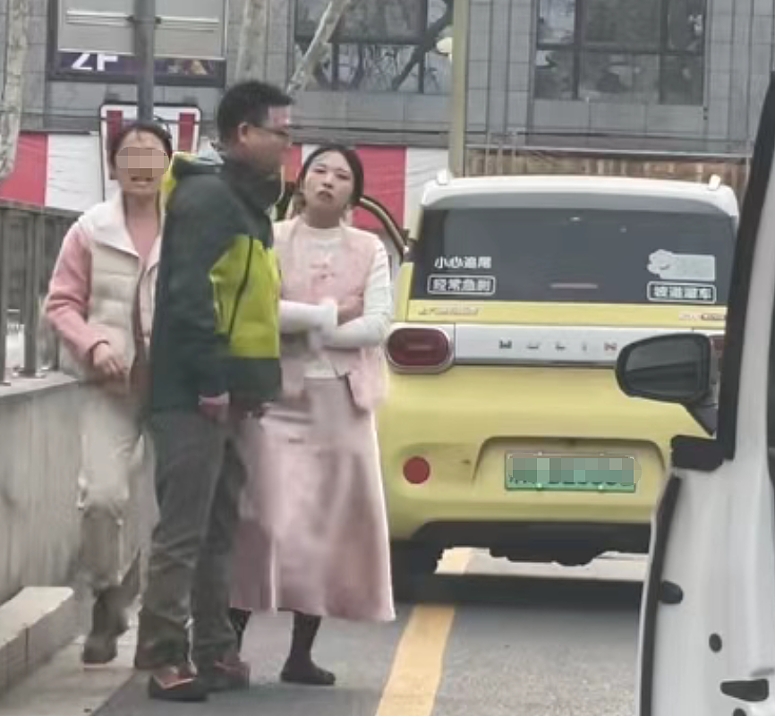 车剐蹭后女生撒泼讹诈被狂扇一掌，现场视频流出看爽了但大哥赔钱赔惨了（视频/组图） - 3