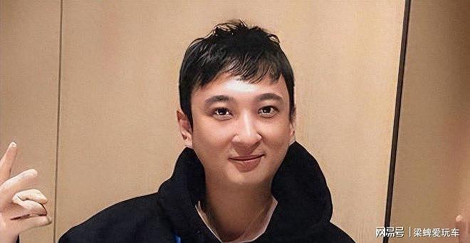 王思聪送珠宝高调表白懒懒：老婆我爱你，两人同框照曝光很恩爱（组图） - 1