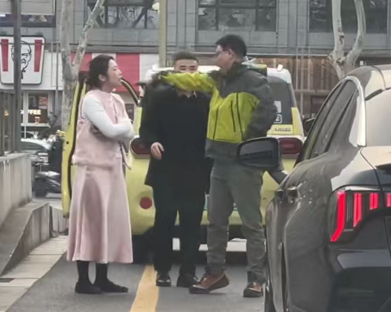 车剐蹭后女生撒泼讹诈被狂扇一掌，现场视频流出看爽了但大哥赔钱赔惨了（视频/组图） - 2