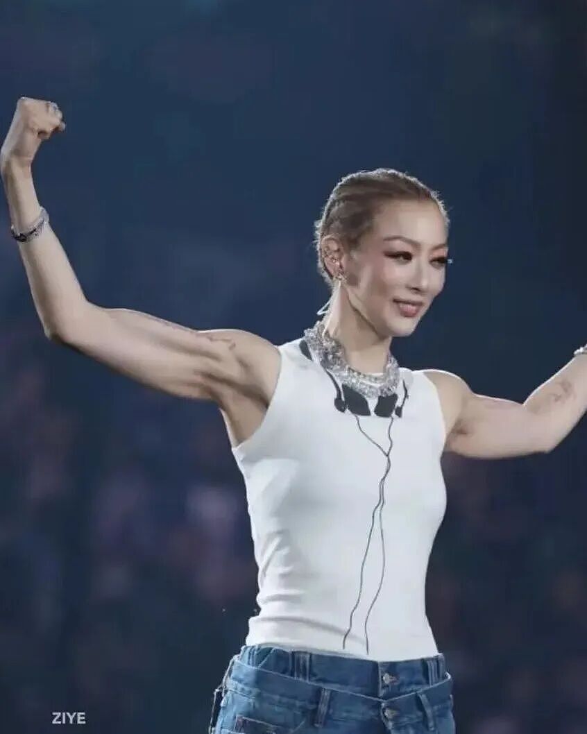 【美女】《夜王》郑秀文排骨胸、“H腰”近照，太吃亏了（组图） - 7