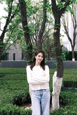 央视美女新主播喜登场!95后宋雪莹主持金牌节目天下足球(组图) - 7