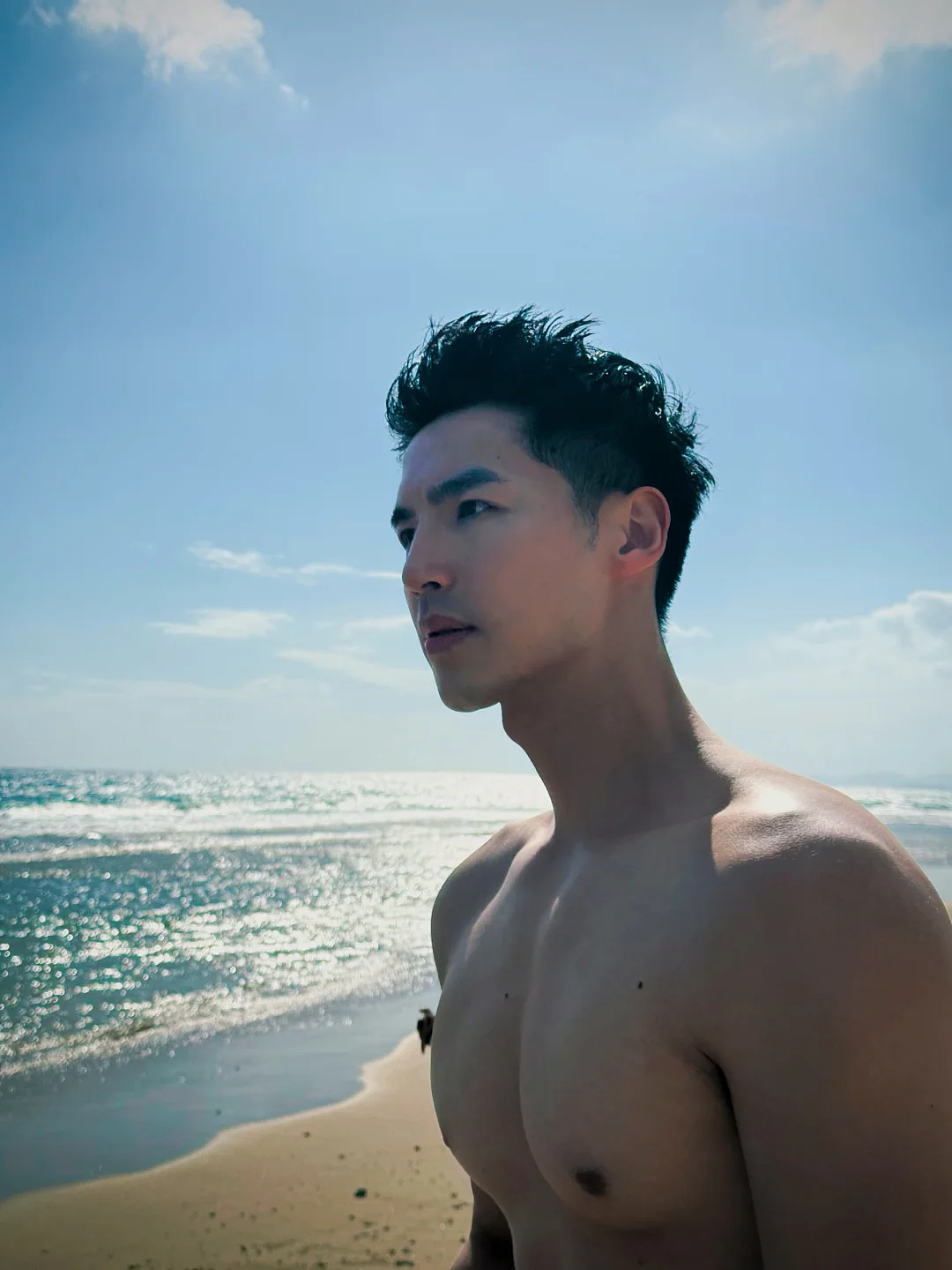 【帅哥】28岁旅游博主爱健身,强壮厚实练出肌肉线条,有钱有闲人生玩家(组图) - 11