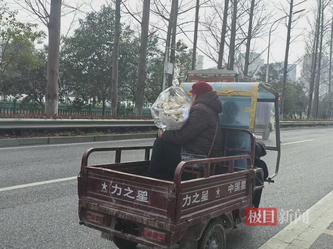 【情感】超羡慕!81岁爷爷开三轮车载着手捧鲜花的83岁奶奶兜风:现在才敢说爱(组图) - 1