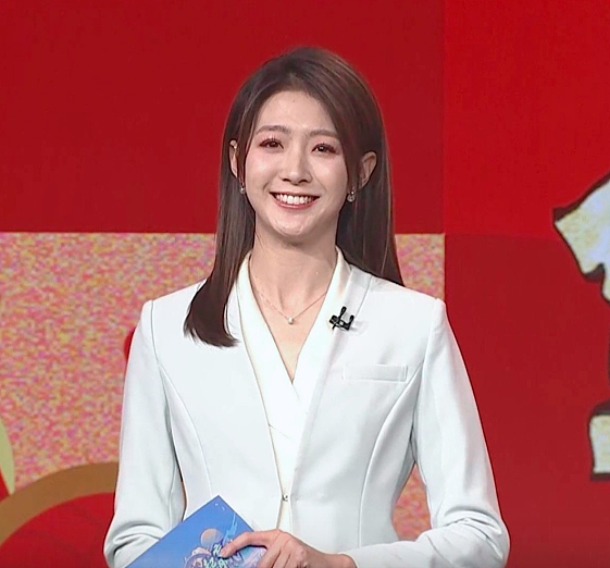 央视美女新主播喜登场!95后宋雪莹主持金牌节目天下足球(组图) - 3