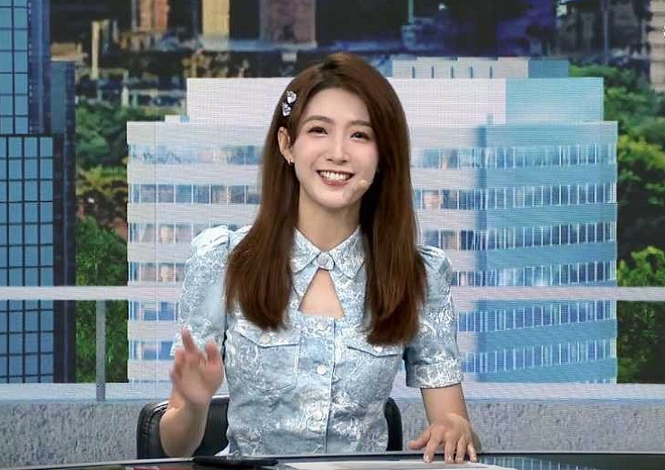 央视美女新主播喜登场!95后宋雪莹主持金牌节目天下足球(组图) - 6