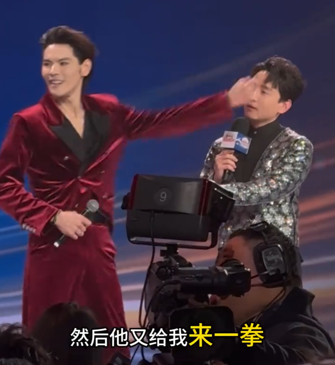 向佐突然飞起一脚，差点踢到主持人的头！主持人百克力回应“不敢还手”（组图） - 5