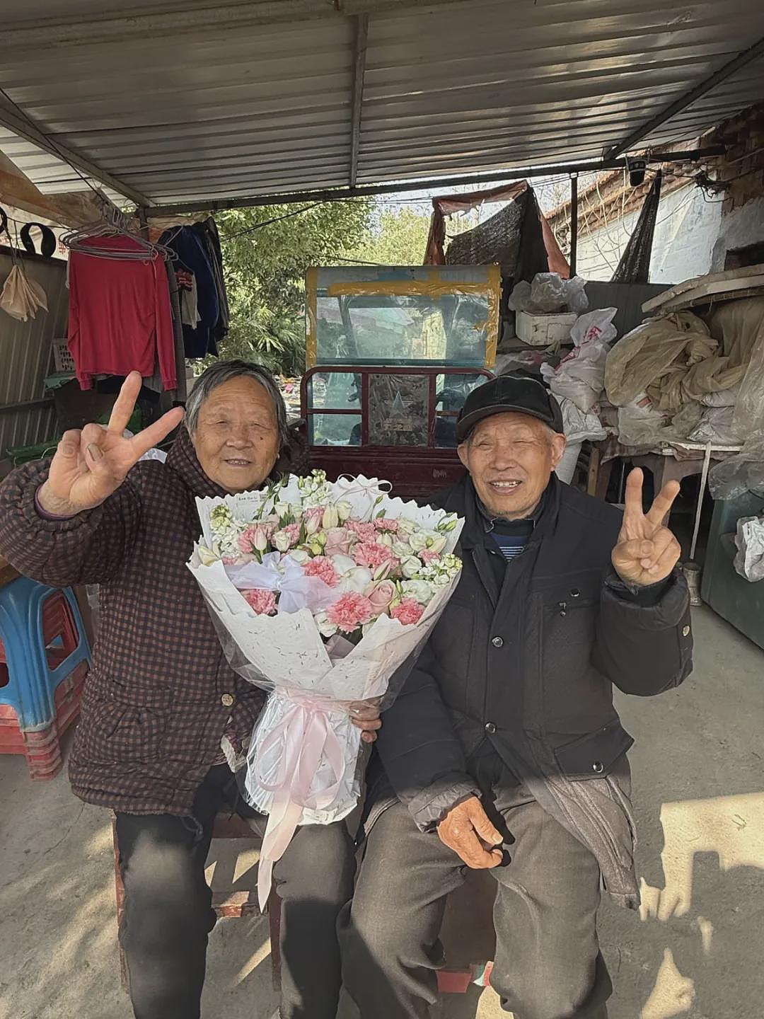【情感】超羡慕!81岁爷爷开三轮车载着手捧鲜花的83岁奶奶兜风:现在才敢说爱(组图) - 12