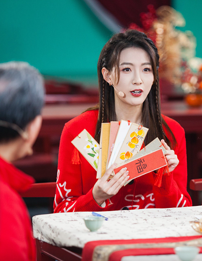央视美女新主播喜登场!95后宋雪莹主持金牌节目天下足球(组图) - 9