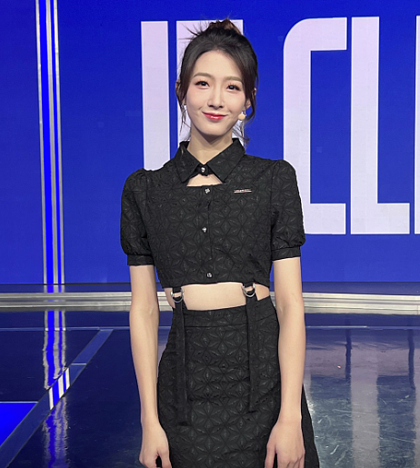 央视美女新主播喜登场!95后宋雪莹主持金牌节目天下足球(组图) - 10