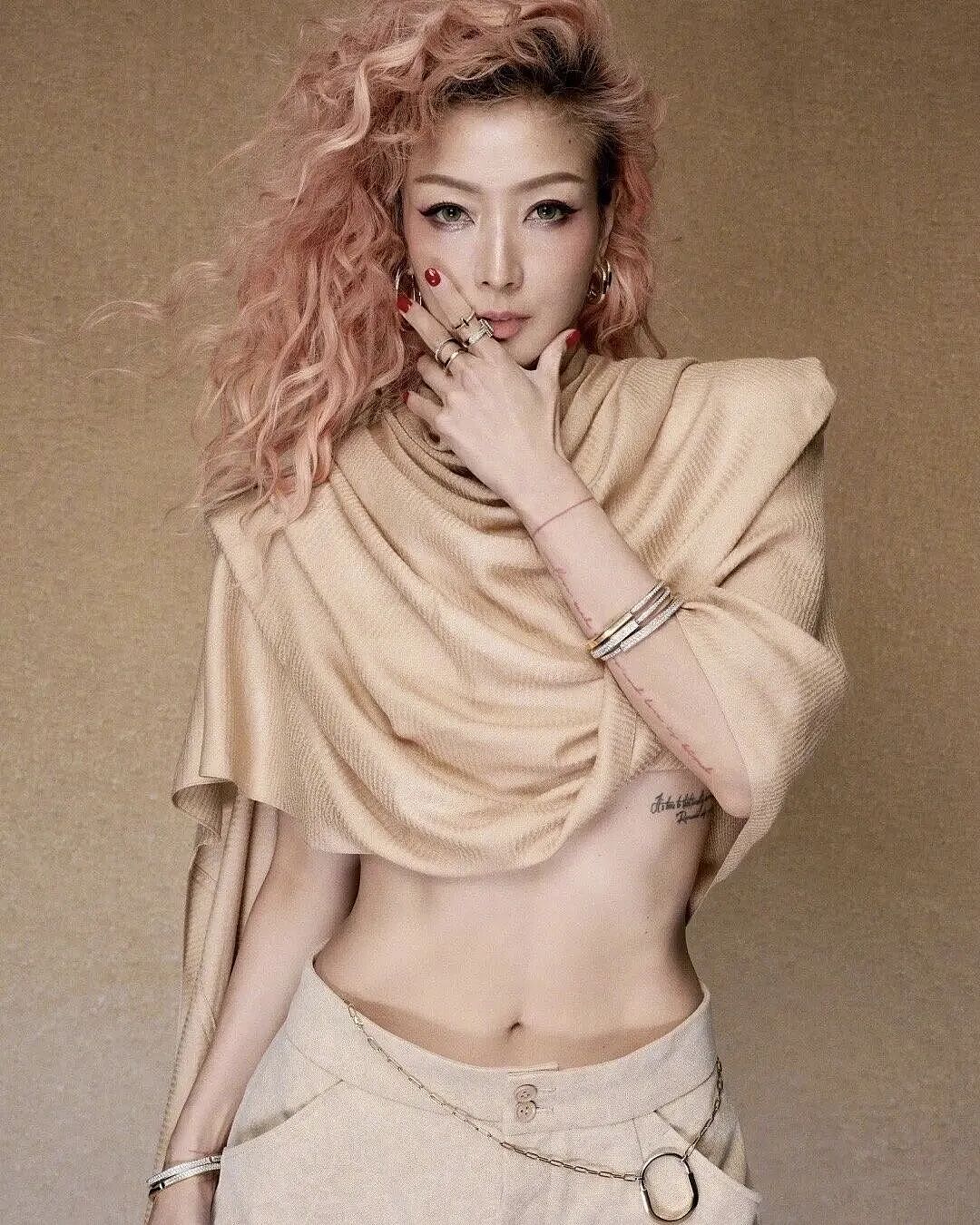 【美女】《夜王》郑秀文排骨胸、“H腰”近照，太吃亏了（组图） - 9