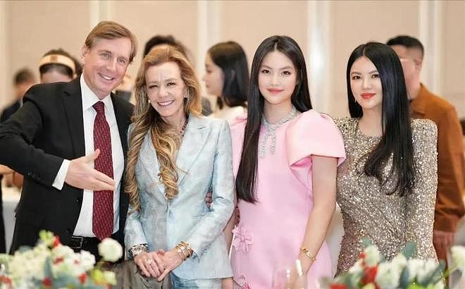 李湘瘦身惊艳亮相肖邦之夜,携女儿出席,王岳伦罕见同框(组图) - 1