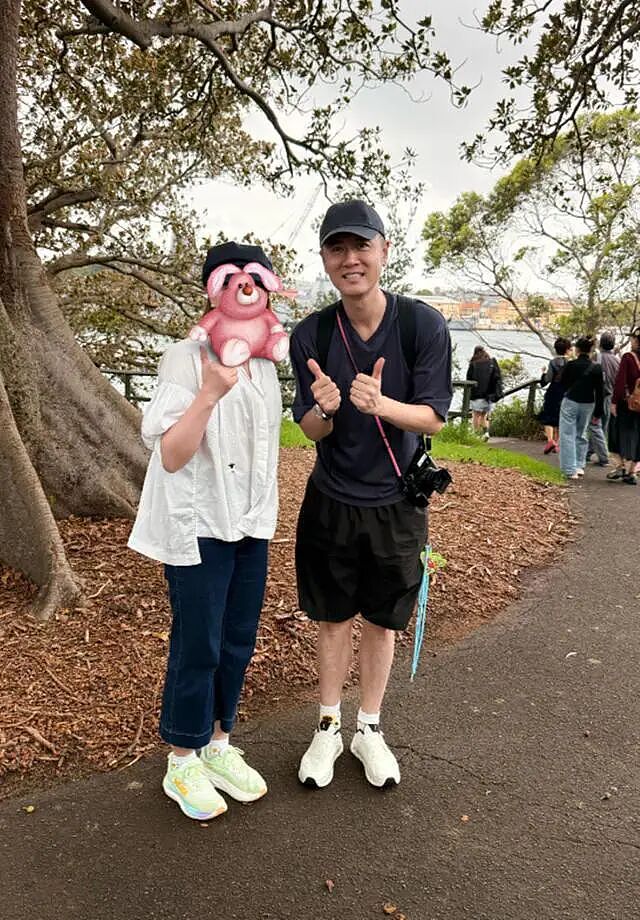 任重陪孙骁骁和女儿澳洲度假，无名指婚戒十分抢眼，46岁真实状态获路人称赞！（组图） - 2