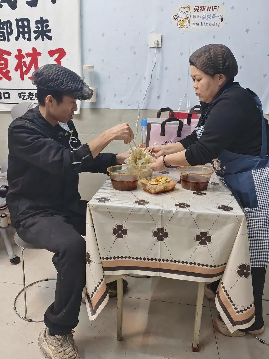 【社交】天津这家夫妻店突然爆火，有人连夜坐高铁打卡，独腿老板想“跑路”，网友：你没腿往哪儿跑（视频/组图） - 2