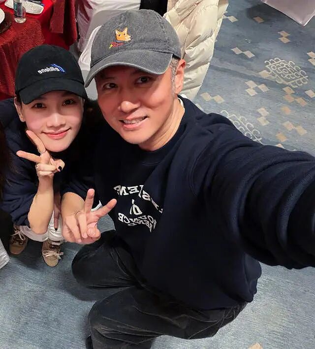 任重陪孙骁骁和女儿澳洲度假，无名指婚戒十分抢眼，46岁真实状态获路人称赞！（组图） - 5