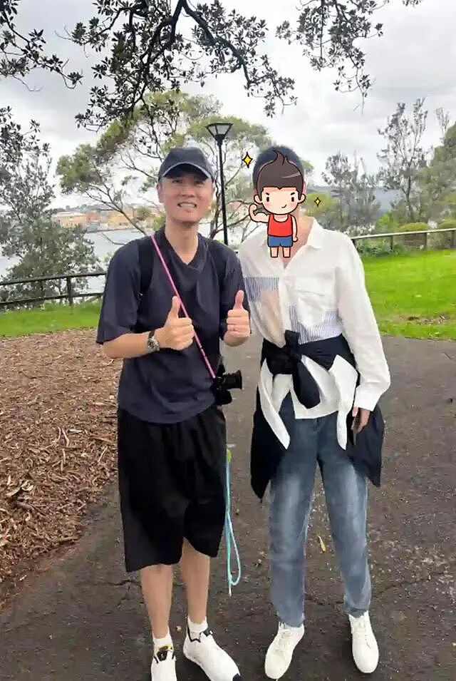 任重陪孙骁骁和女儿澳洲度假，无名指婚戒十分抢眼，46岁真实状态获路人称赞！（组图） - 1