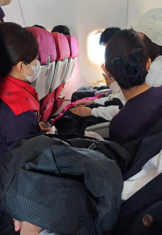 网传空姐弄脏衣服跪地道歉视频曝,女子索要2000干洗费引争议(视频/组图) - 4