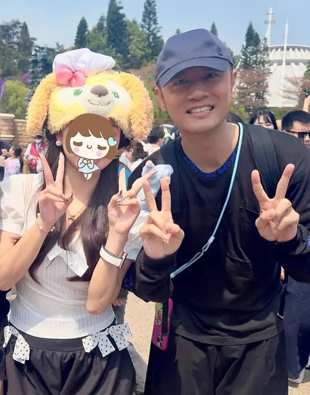 任重陪孙骁骁和女儿澳洲度假，无名指婚戒十分抢眼，46岁真实状态获路人称赞！（组图） - 6