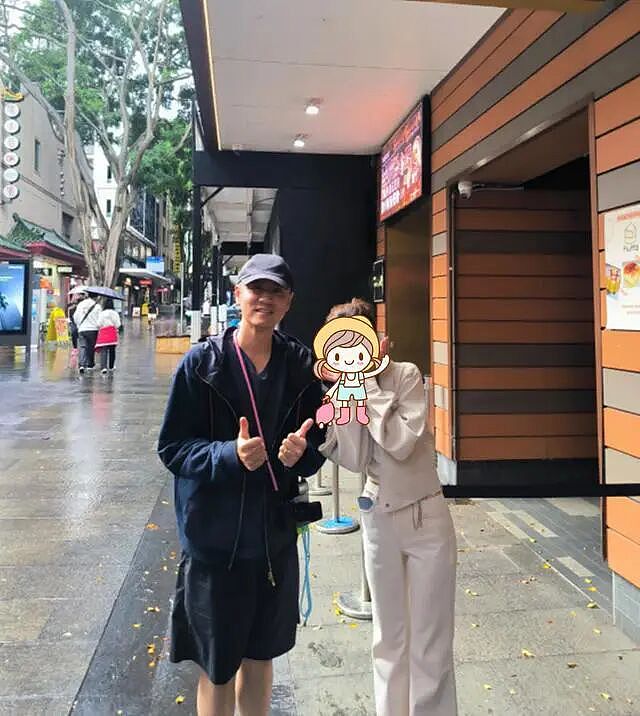 任重陪孙骁骁和女儿澳洲度假，无名指婚戒十分抢眼，46岁真实状态获路人称赞！（组图） - 4