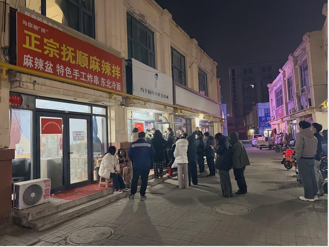 【社交】天津这家夫妻店突然爆火，有人连夜坐高铁打卡，独腿老板想“跑路”，网友：你没腿往哪儿跑（视频/组图） - 5