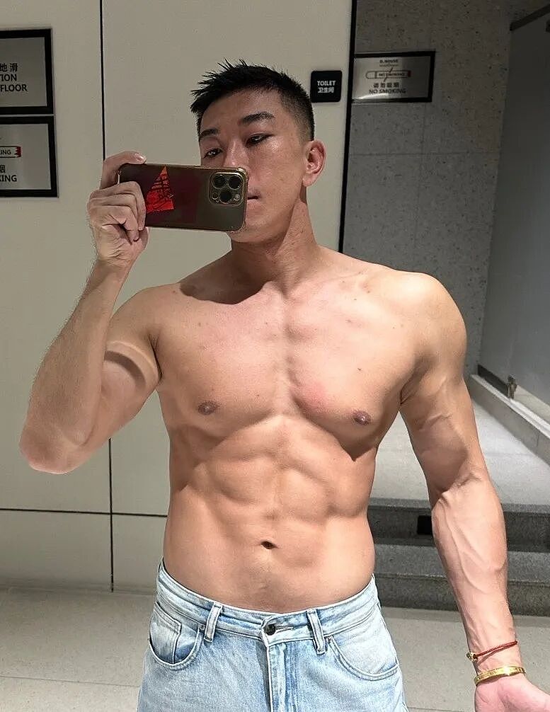 【帅哥】36岁辽宁黑皮健身博主,健身房爱自拍秀身材,野生感的荷尔蒙气息(组图) - 1