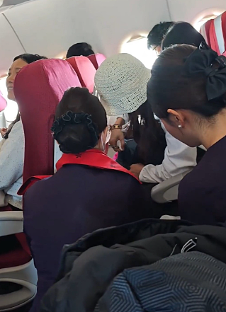 网传空姐弄脏衣服跪地道歉视频曝,女子索要2000干洗费引争议(视频/组图) - 5