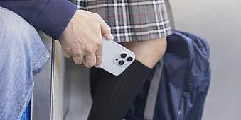 日网爆了!一小学生开闪光灯偷拍女生裙底!攀比偷拍成果,用AI脱光女同学衣服!(组图) - 14