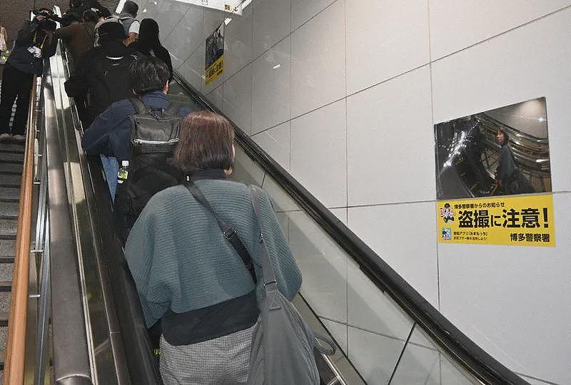 日网爆了!一小学生开闪光灯偷拍女生裙底!攀比偷拍成果,用AI脱光女同学衣服!(组图) - 18