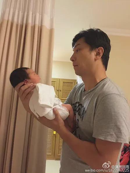中年爆红的“好男人”专业户，一家四口幸福甜蜜，宠了十几年的妻子原来是她（组图） - 19