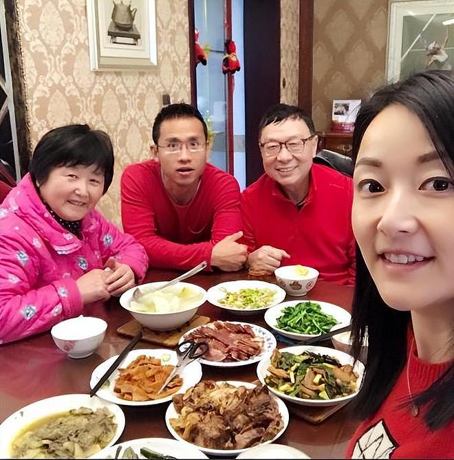 又一个郭晶晶?退役后嫁顶级豪门,7年连生4娃,如今是顶级阔太(组图) - 19