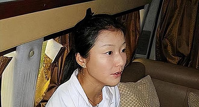 又一个郭晶晶?退役后嫁顶级豪门,7年连生4娃,如今是顶级阔太(组图) - 8