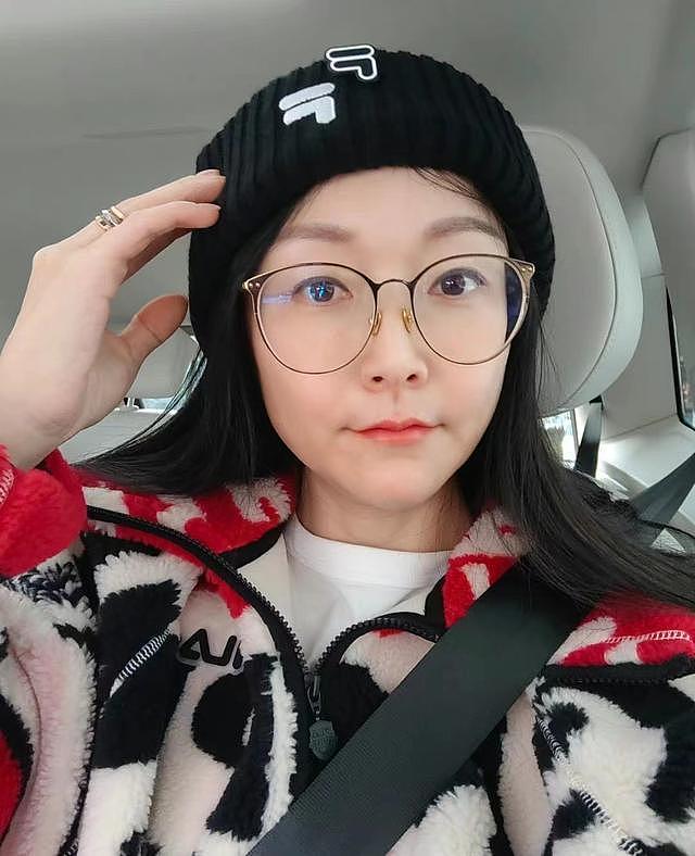 又一个郭晶晶?退役后嫁顶级豪门,7年连生4娃,如今是顶级阔太(组图) - 24