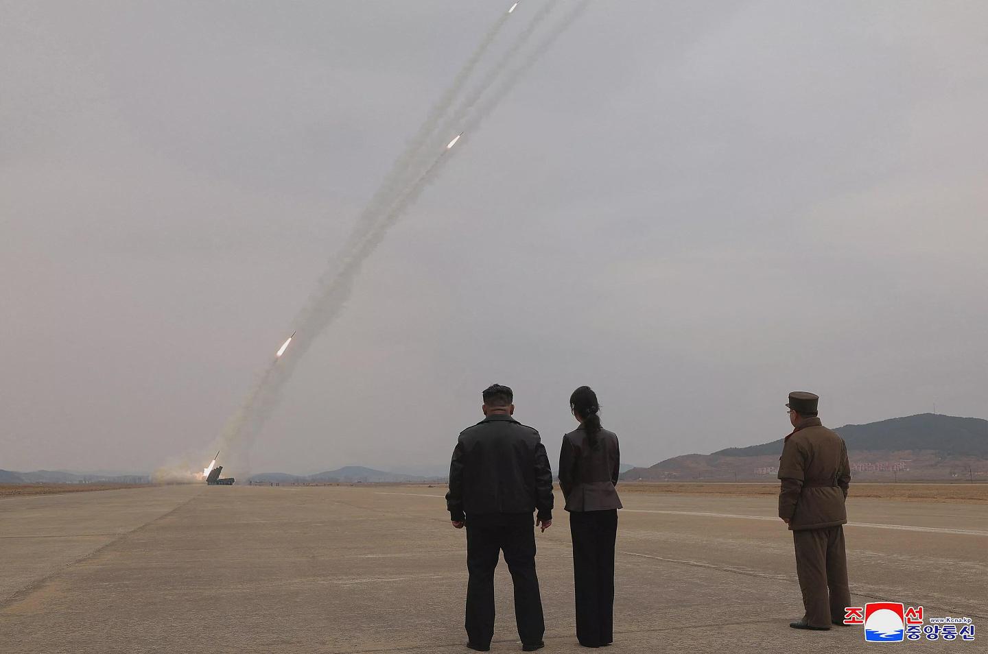 带女儿狂射飞弹!金正恩握拳怒呛:“让韩国恐惧”(组图) - 4