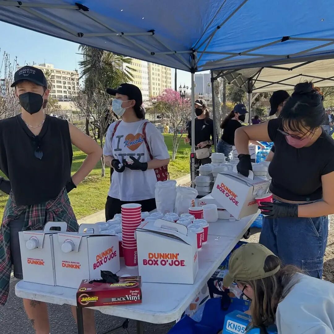 女义工给流浪汉发食物，竟被人砸碎下巴！6颗牙被打飞 铁管偷袭（组图） - 3