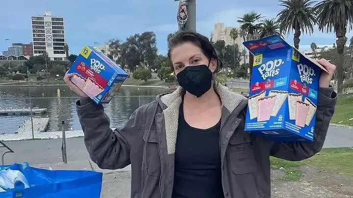 女义工给流浪汉发食物，竟被人砸碎下巴！6颗牙被打飞 铁管偷袭（组图） - 2