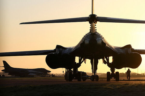 B-52轰炸机升空!美军打击伊朗,击中爆炸画面曝光(视频/组图) - 3