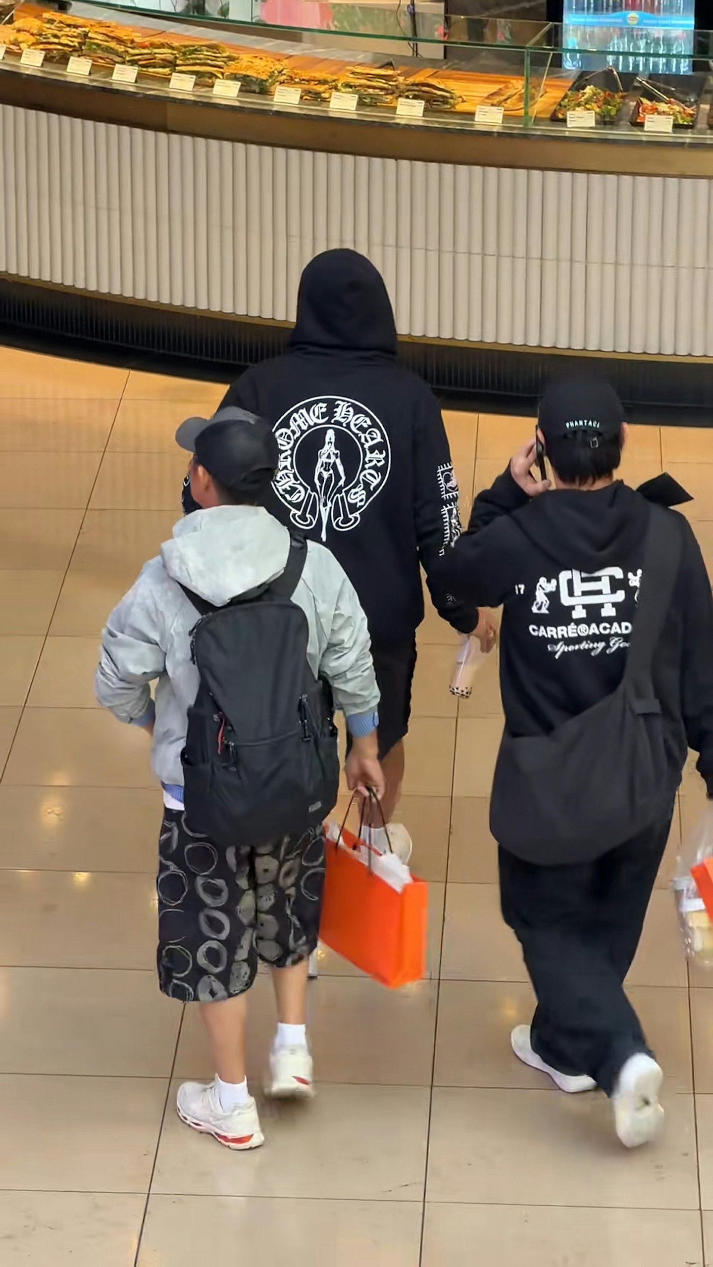 乐坛天王澳洲被捕获走姿僵硬令人忧心！患遗传病曾要妈妈帮忙穿袜（组图） - 6