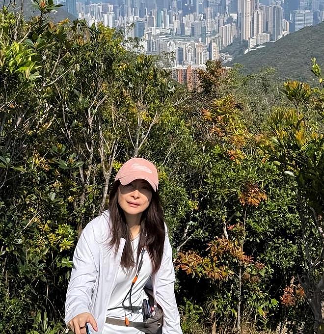 郭晶晶率全家爬山，3个孩子背重包前行，一点也不娇气（组图） - 1