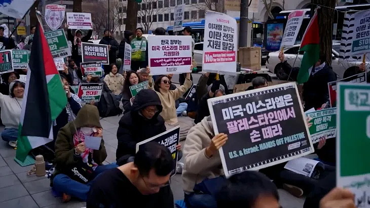 伦敦爆发大规模游行！民众冲上街头怒吼！美国、法国、意大利也发生了...（组图） - 8