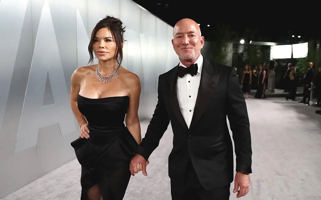 贝索斯夫妻刚摆好Pose准备拍照，妮可·基德曼从背后滑进镜头…全网笑疯了（组图） - 1
