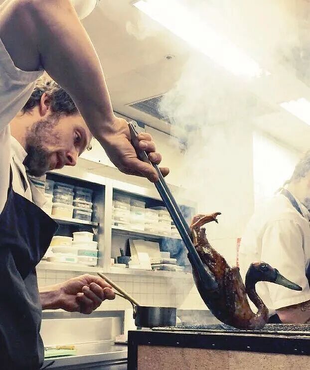 全球第一的米三餐厅主厨竟是变态?后厨员工长期被虐!刀扎大腿、拳打脚踢都是轻的(组图) - 7