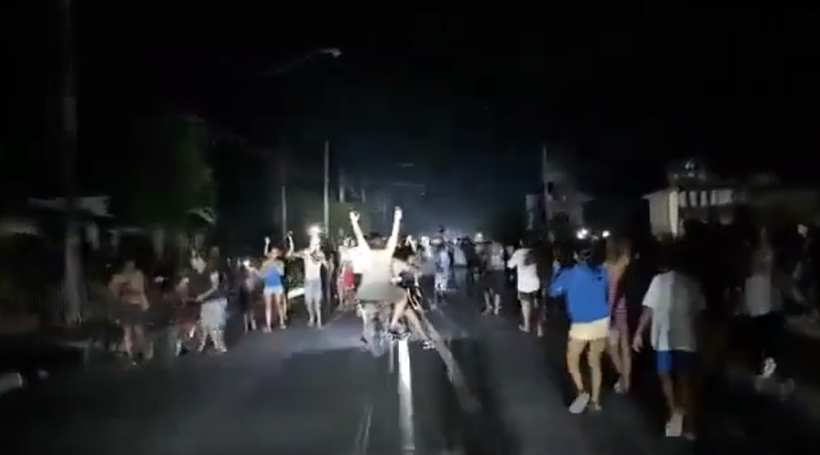 古巴爆发反政府示威！民众洗劫地方执政党大楼（组图） - 5