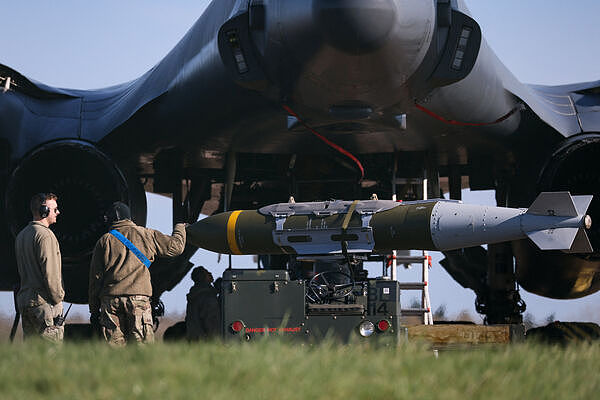 B-52轰炸机升空!美军打击伊朗,击中爆炸画面曝光(视频/组图) - 4