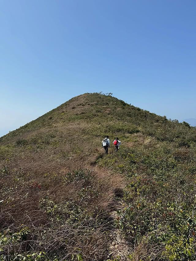 郭晶晶率全家爬山，3个孩子背重包前行，一点也不娇气（组图） - 6