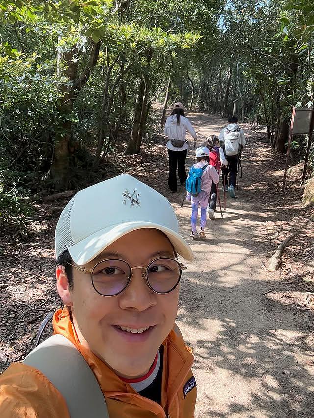郭晶晶率全家爬山，3个孩子背重包前行，一点也不娇气（组图） - 2