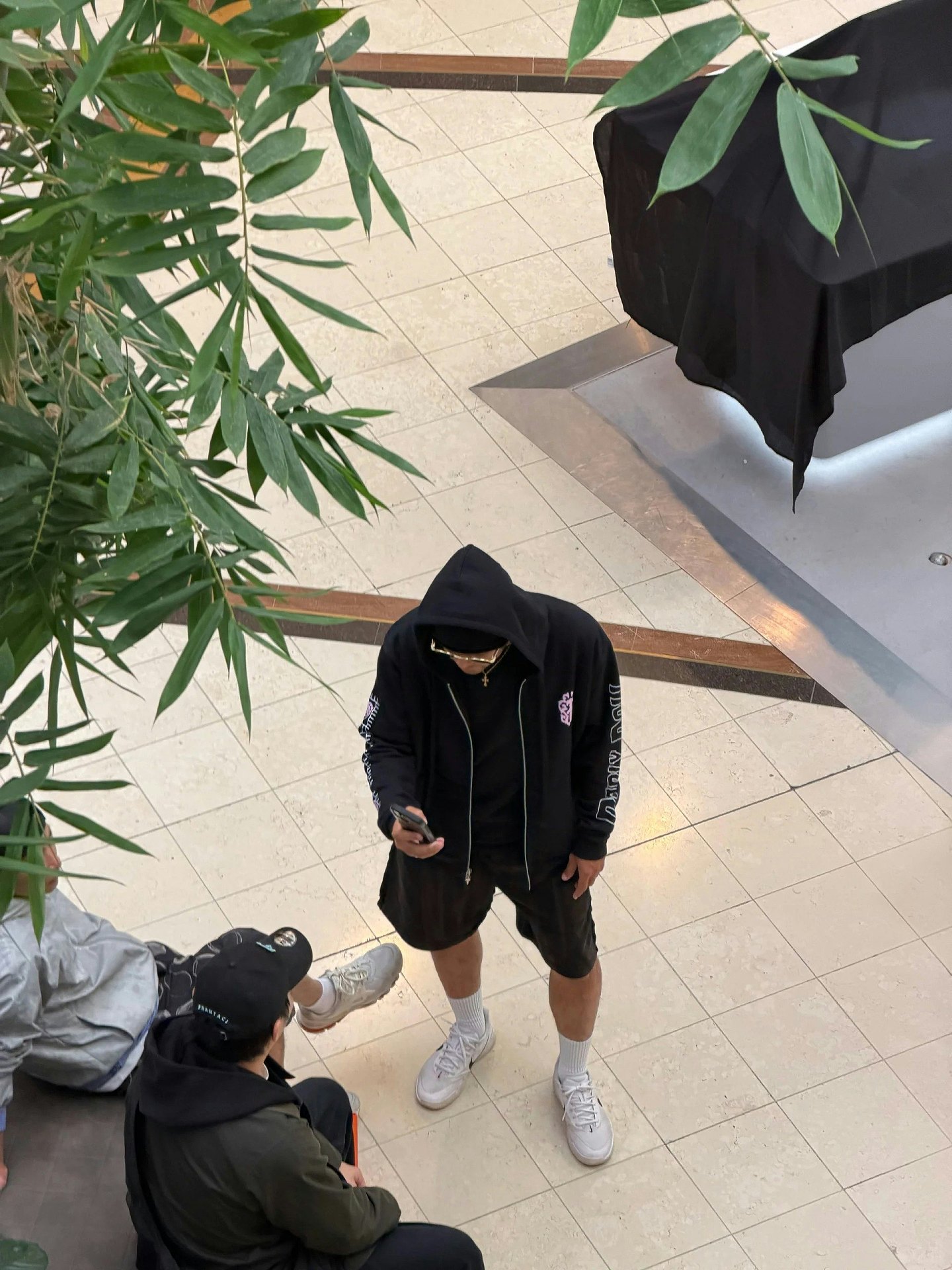 乐坛天王澳洲被捕获走姿僵硬令人忧心！患遗传病曾要妈妈帮忙穿袜（组图） - 8