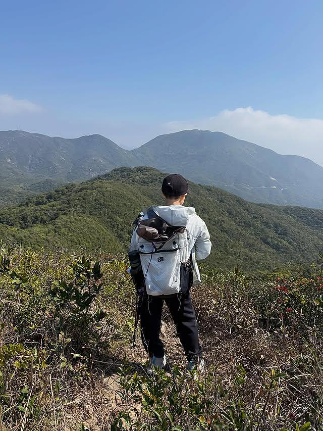 郭晶晶率全家爬山，3个孩子背重包前行，一点也不娇气（组图） - 4
