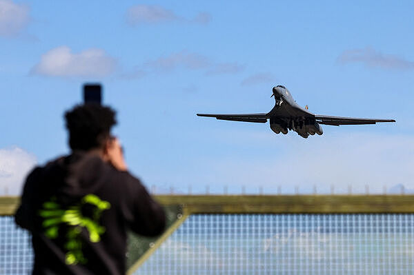 B-52轰炸机升空!美军打击伊朗,击中爆炸画面曝光(视频/组图) - 5